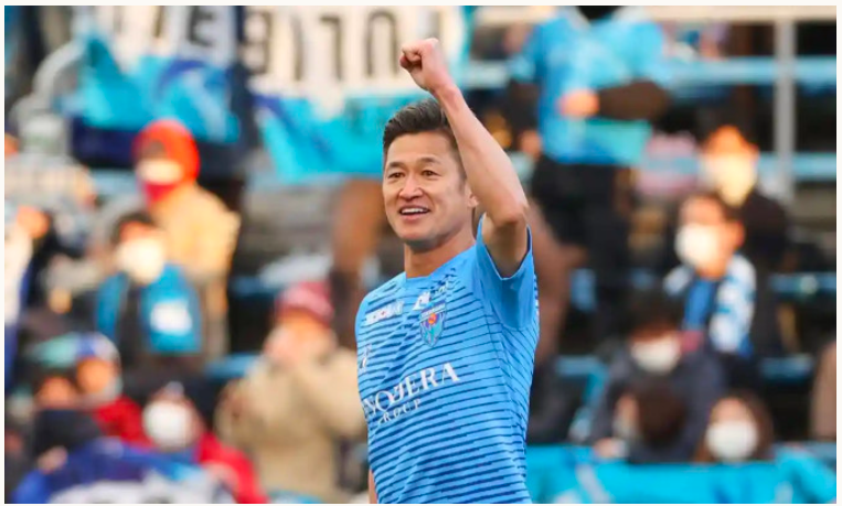 Kazuyoshi Miura - biểu tượng của Yokohama FC - ở tuổi 54 trong trận derby với Yokohama F Marinos tại J1 League ngày 19/12/2020 trên sân Mitsuzawa, Nhật Bản